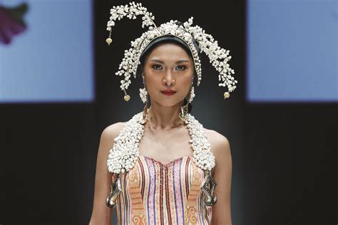 Jakarta Fashion Week 2018: การผสมผสานระหว่างประเพณีและความทันสมัยในงานแฟชั่นระดับโลก